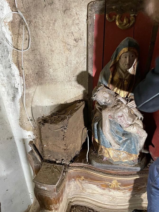 Schlamm hinter dem Altar